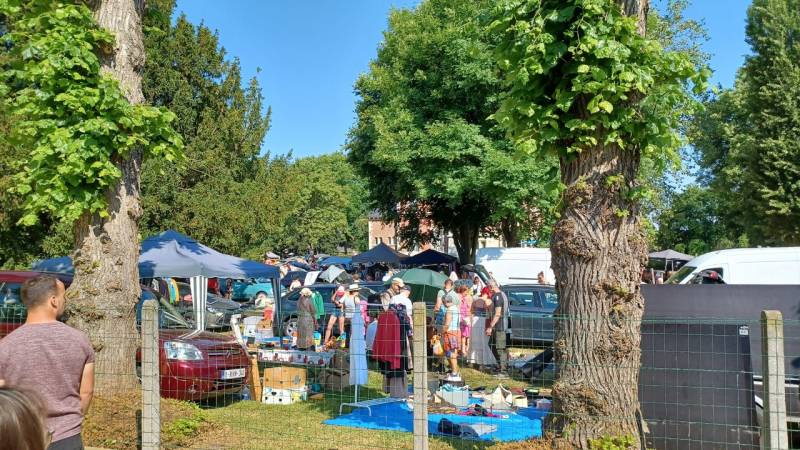 Emelkoen bruist  39 - Reuze Rommelmarkt met Boeken-, Vinyl- en CD‑Beurs in Humelgem 